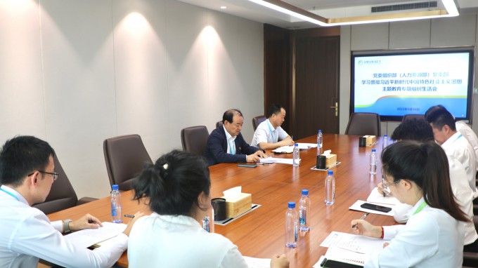 8月30日上午，集團公司黨委書記、董事長石培文以普通黨員身份，參加集團黨委組織部（人力資源部）黨支部學習貫徹習近平新時代中國特色社會主義思想主題教育專題組織生活會。集團主題教育第三指導組到會指導。會上