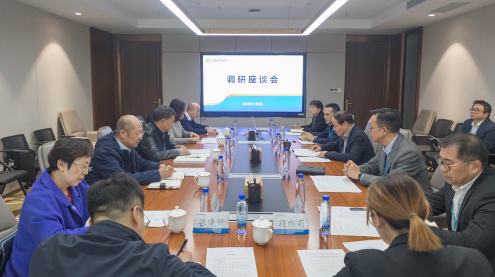 11月8日，省人大財經委副主任委員、省人大常委會財經預算工委主任馬自學帶領調研組到甘肅文旅集團調研并召開座談會。省政府國資委黨委委員、副主任李勇，省人大常委會財經預算工委副主任林玉霞，省人大常委會財經